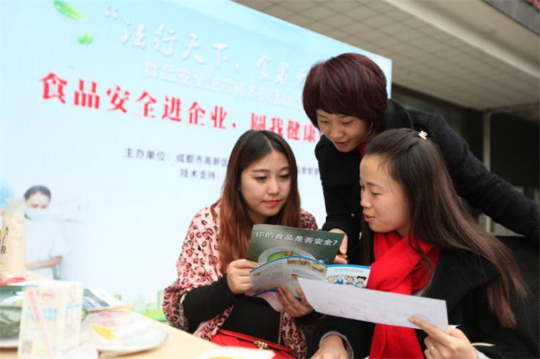 李婷婷(左一)和同事佩佩、邓姐(邓凤春)