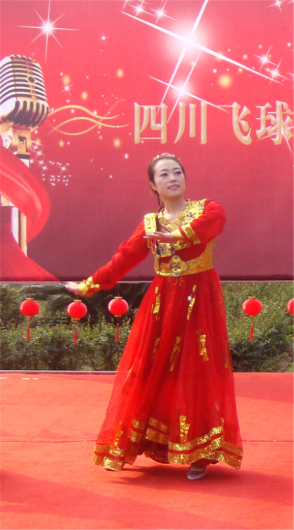 税丽表演新疆舞