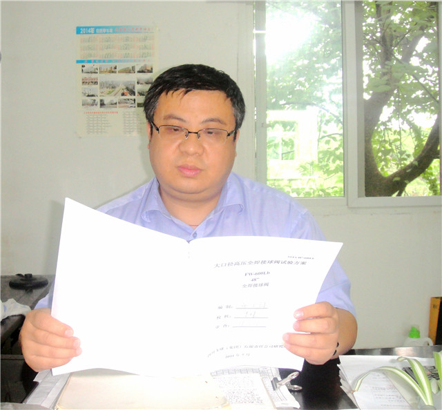 陈雷书记在学习.JPG