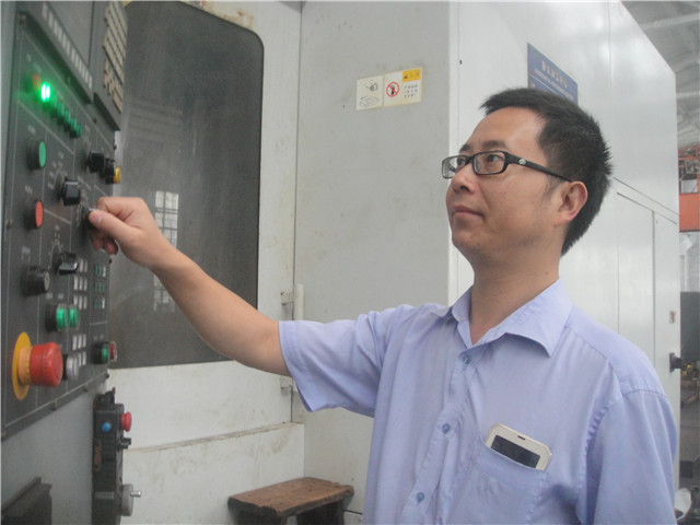 1攻关小组高级工程师廖明志.JPG