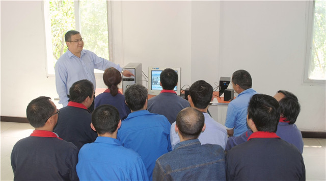 2员工在学习.JPG