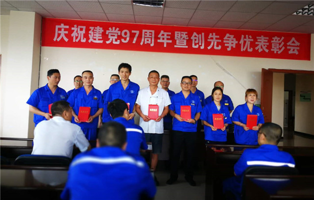 2为优秀党员颁发证书.jpg