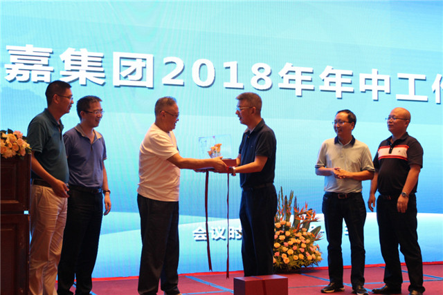 5夏主席与成配经营团队.jpg