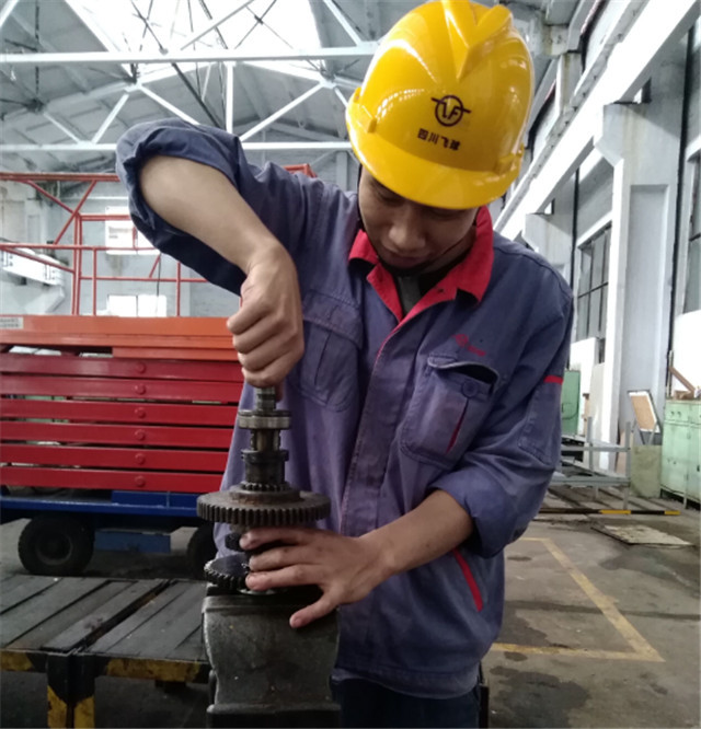 1钳工罗才军在工作图片.jpg