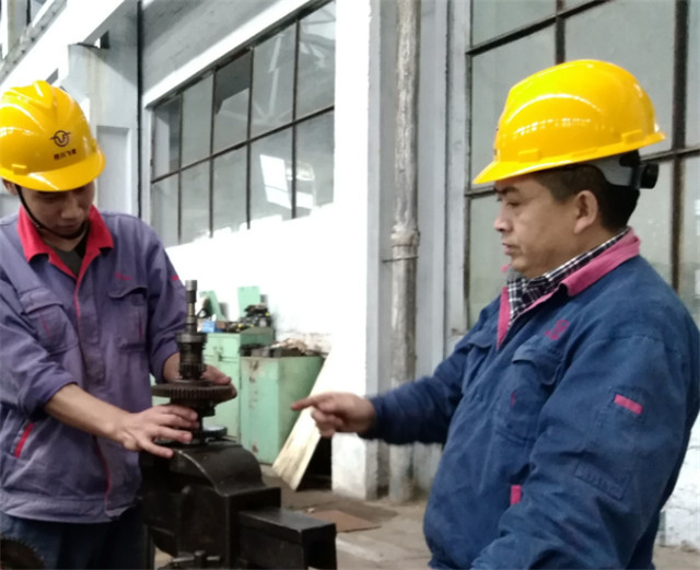 2钳工在工作图片.jpg