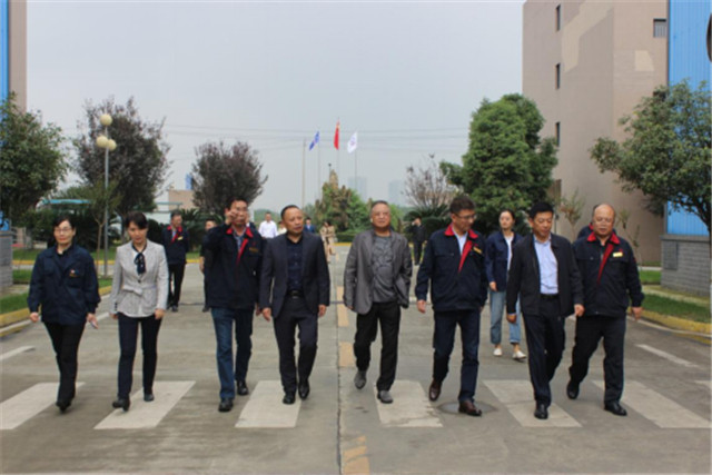 自贡市长何树平一行莅临中汽成都配件公司参观考察(1)281.jpg