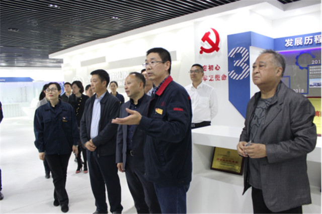 自贡市长何树平一行莅临中汽成都配件公司参观考察(1)443.jpg