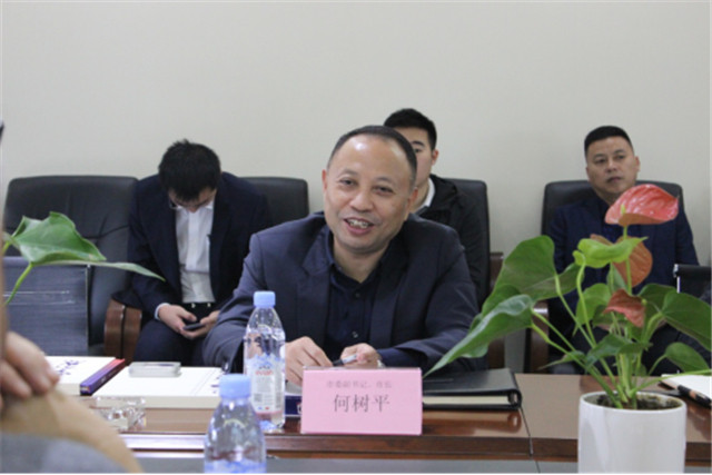自贡市长何树平一行莅临中汽成都配件公司参观考察(1)899.jpg